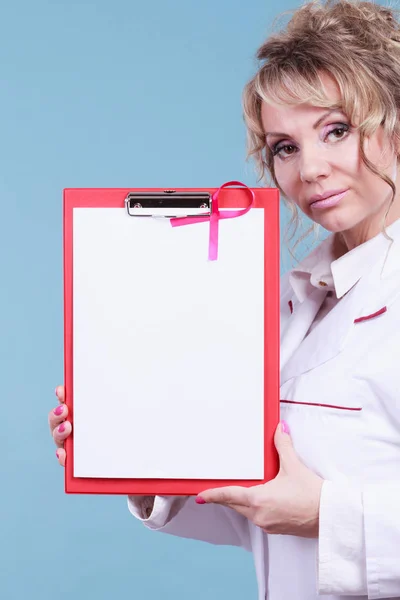 Médecin femme avec dossier et ruban rose — Photo