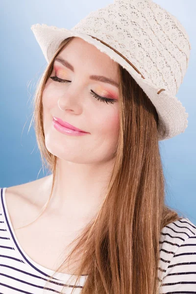 Kvinnan möta färgstarka ögon makeup, sommaren stråhatt leende — Stockfoto