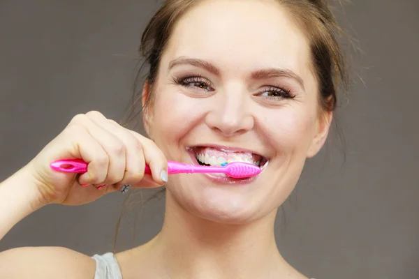 Femme brossant les dents de nettoyage — Photo