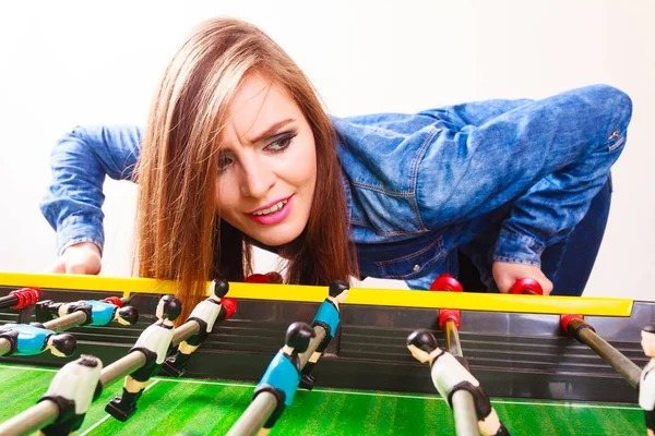 Mujer jugando fútbol de mesa juego — Foto de Stock