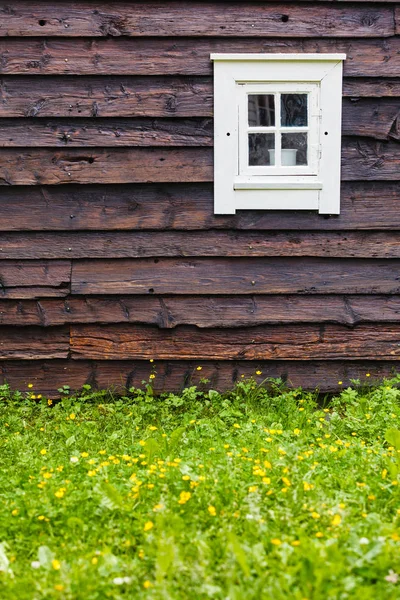 Vieille fenêtre blanche sur chalet en bois — Photo