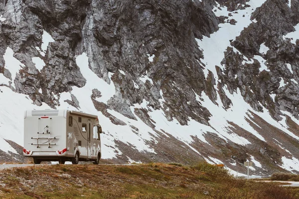Camper auto in Noorse bergen — Stockfoto