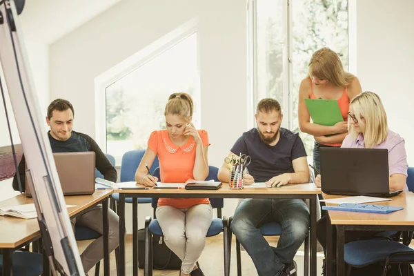 Leerlingen en leraar in de klas — Stockfoto