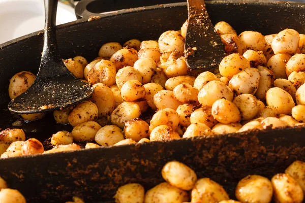 Back-jonge aardappelen met kruiden in kom — Stockfoto