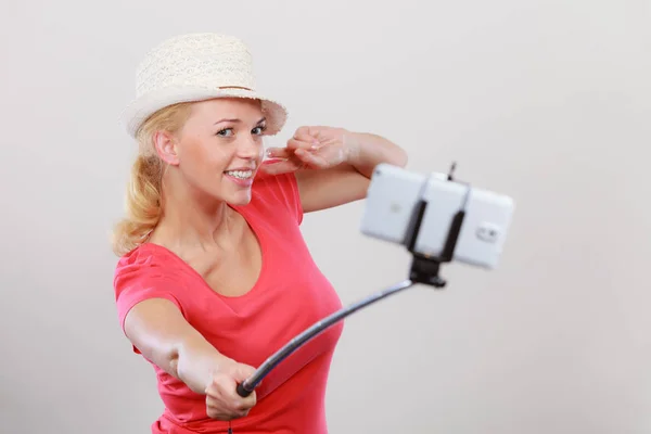 Frau fotografiert sich mit Handy am Stick — Stockfoto