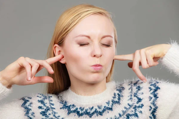 Vrouw bedekking oren met vingers — Stockfoto