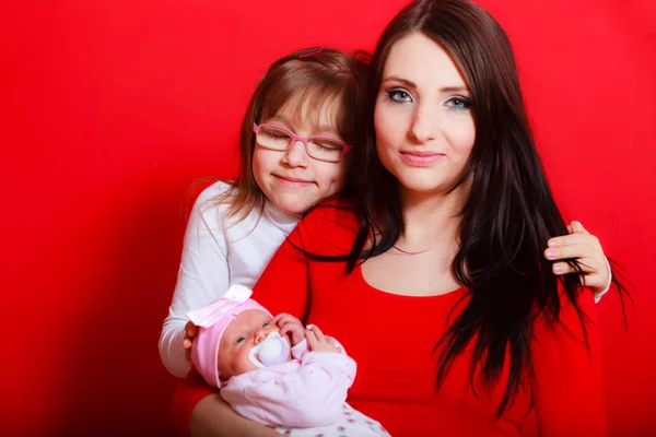 Madre con hija pequeña y bebé recién nacido — Foto de Stock