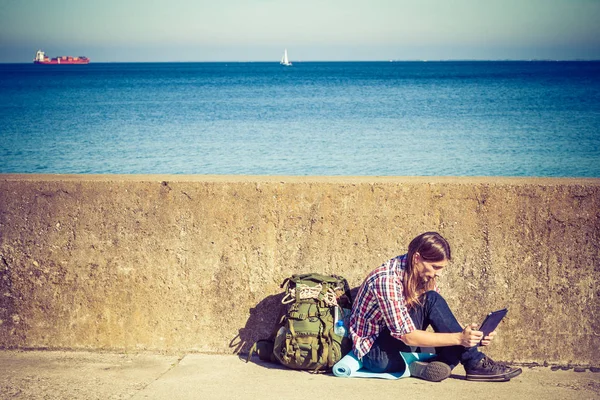 Backpacker τουριστικά άνθρωπος κάθεται με tablet εξωτερική — Φωτογραφία Αρχείου