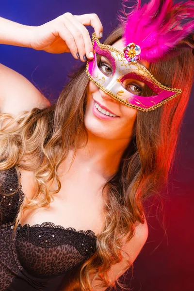 Närbild kvinna ansikte med karneval mask på mörkret — Stockfoto