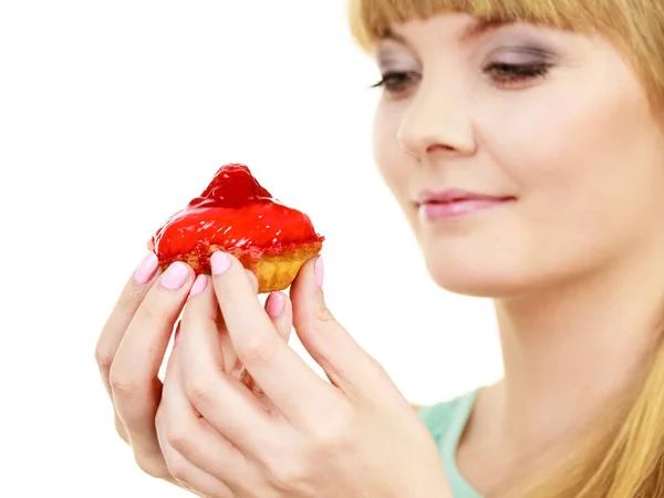 Mulher segura bolo de morango cupcake — Fotografia de Stock