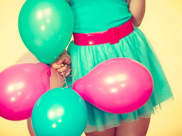 Mulher segurando um monte de balões coloridos — Fotografia de Stock