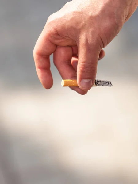 Homem adulto fumando cigarro fora — Fotografia de Stock