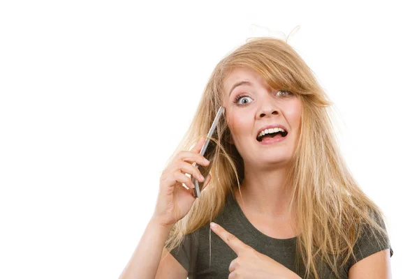 Gekke jonge vrouw aan de telefoon — Stockfoto