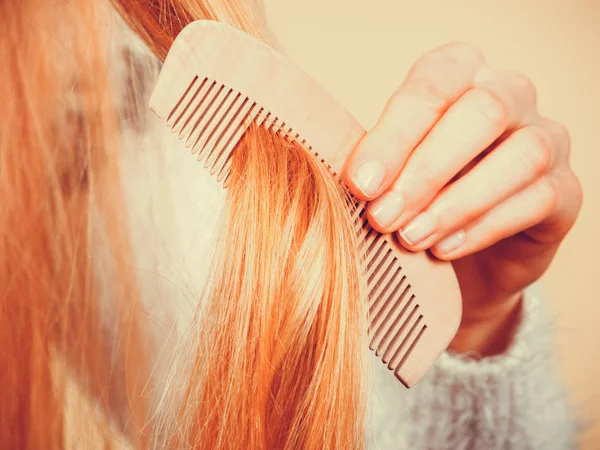 Mujer rubia cepillándose el pelo con peine — Foto de Stock