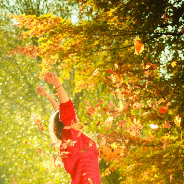 Speelse vrouw buiten spelen met bladeren. — Stockfoto