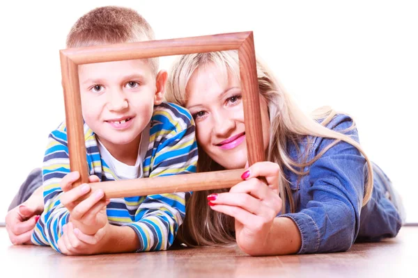 Madre e hijo juegan con el marco vacío . —  Fotos de Stock