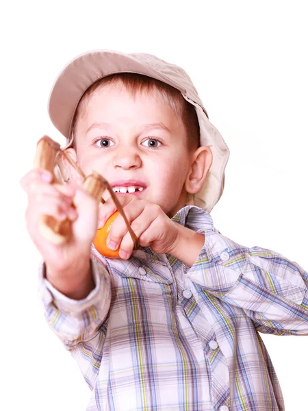 Jovem uso estilingue tiro atirar mandarina . — Fotografia de Stock