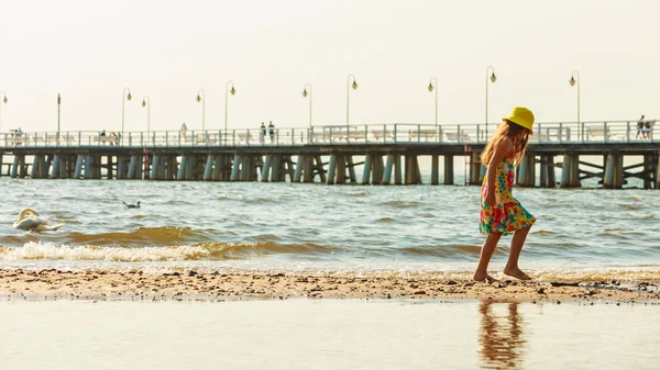 Девушка развлекается на пляже . — стоковое фото
