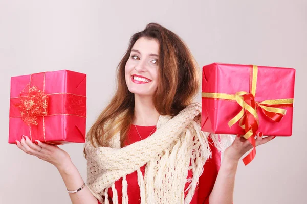 Mujer sosteniendo dos regalos . — Foto de Stock