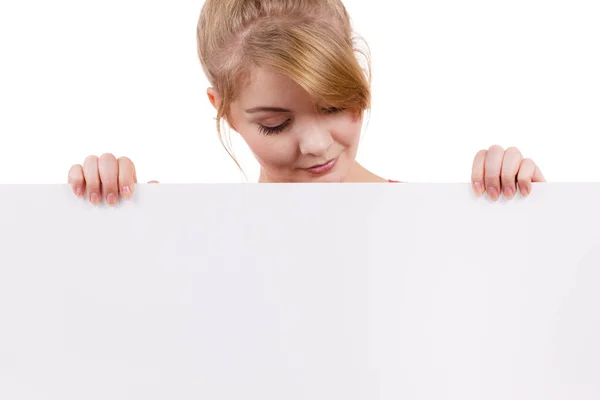 Kobieta z pustą tablicą prezentacji baner znak — Zdjęcie stockowe