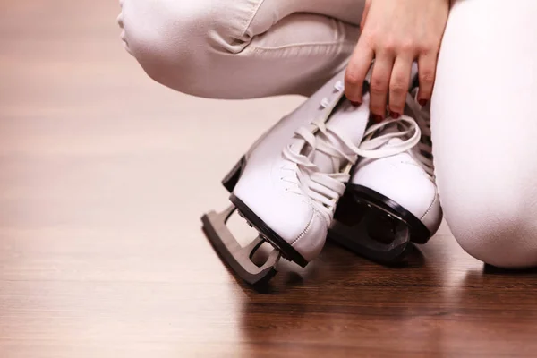 Mulher com patins de gelo se preparando para patinação no gelo — Fotografia de Stock