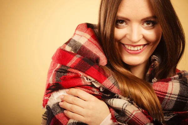Woman wearing woolen checked scarf warm autumn clothing — Stock Photo, Image
