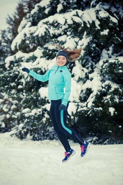 Sporty zimowe, Dziewczyna skoki w śniegu — Zdjęcie stockowe