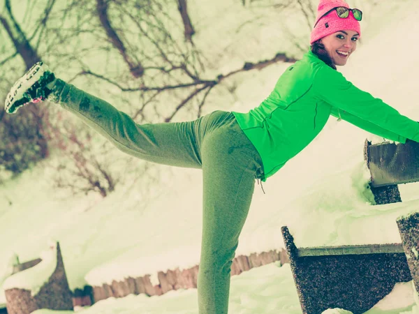 女人适合运动模型训练户外对寒冷的一天 — 图库照片