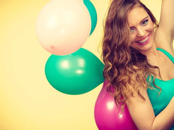 Vrouw met een bos van kleurrijke ballonnen — Stockfoto