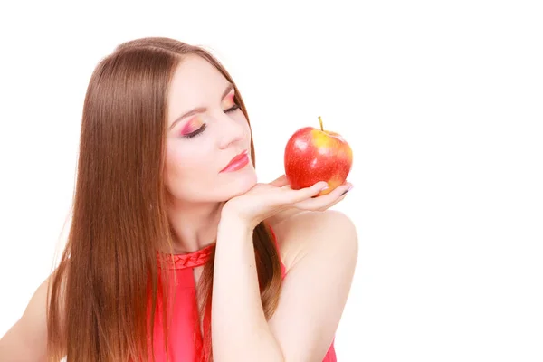 Mujer encantadora chica colorido maquillaje sostiene fruta de manzana — Foto de Stock