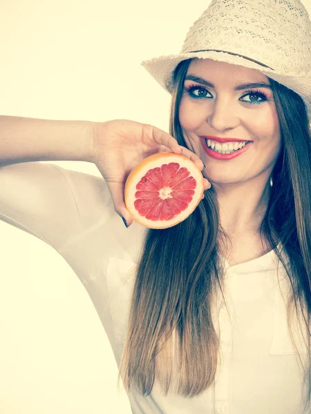 Mulher segurando metade de frutas cítricas de toranja na mão — Fotografia de Stock