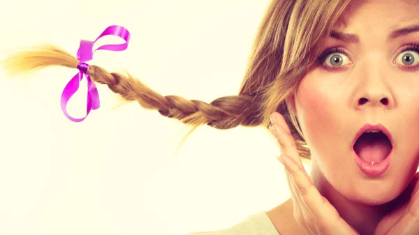 Adolescente chica en trenza cabello haciendo impactado cara —  Fotos de Stock