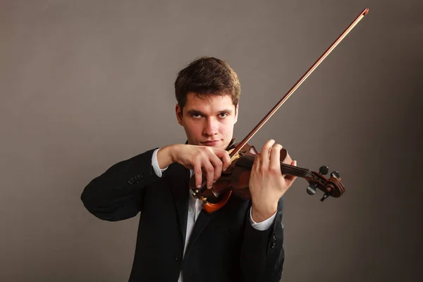 Uomo uomo vestito elegantemente suonare il violino — Foto Stock