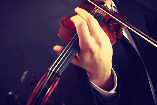 Мужчина, элегантно одетый, играет на скрипке — стоковое фото