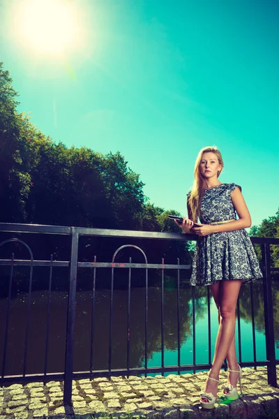 Vrouw zitten in park, het ontspannen en het gebruik van Tablet PC — Stockfoto