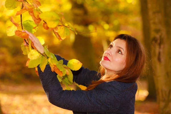 Meisje juichen in het park — Stockfoto