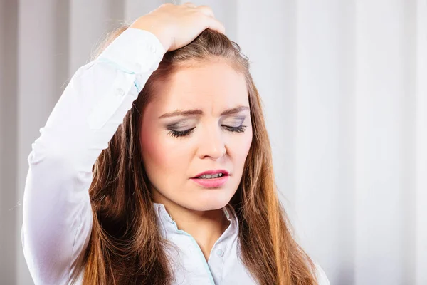 Mujer joven estresada tirando del pelo . —  Fotos de Stock