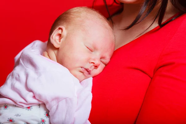 Mało noworodek śpi na klatce piersiowej matki — Zdjęcie stockowe