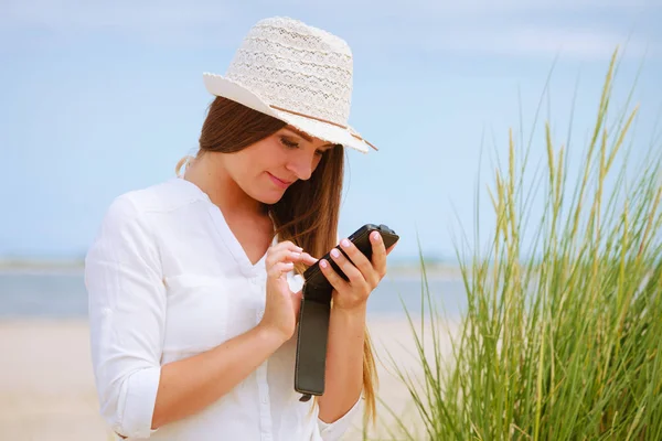 Mulher na praia mensagens de texto no smartphone . — Fotografia de Stock