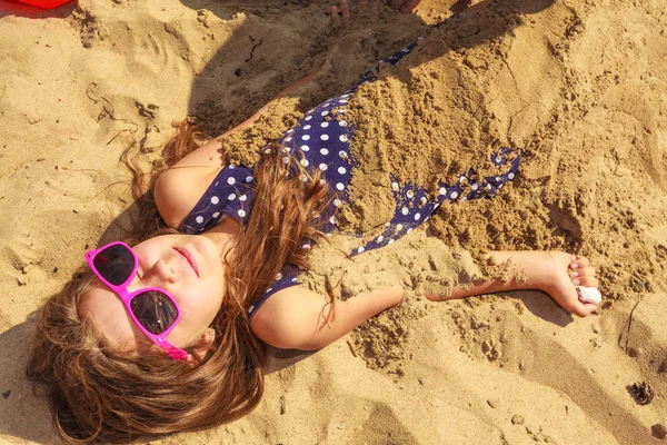 สาวน้อยที่น่ารัก สวยงาม เล่นกับทราย . — ภาพถ่ายสต็อก