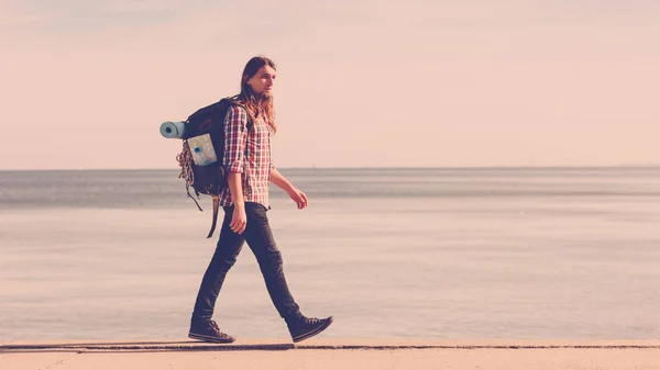 Escursionista uomo con zaino calpestio dal mare — Foto Stock