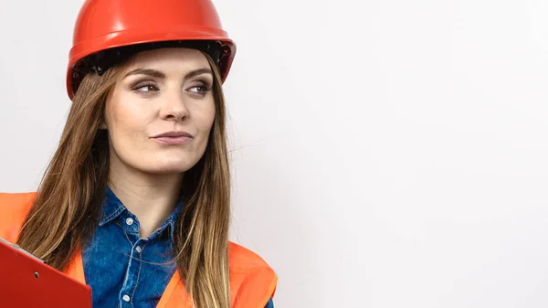 女工程师施工生成器在头盔. — 图库照片