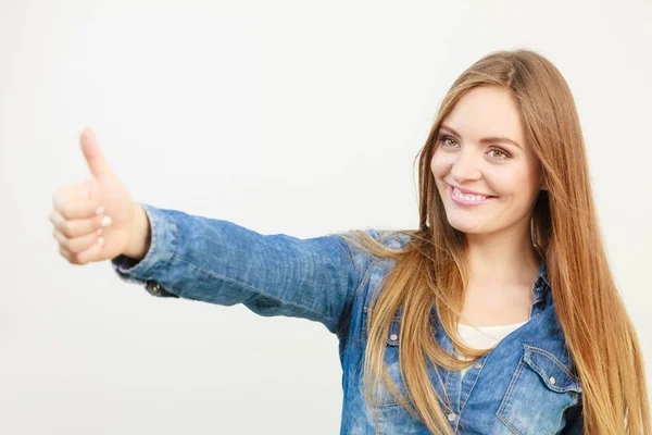 Sorrindo menina mostrando gesto . — Fotografia de Stock