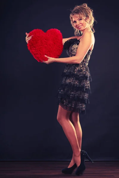 女性は大きな赤いハートの愛のシンボルを保持します。 — ストック写真