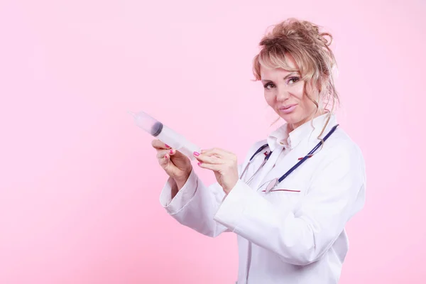 Zdravotní sestra s velkou stříkačkou. — Stock fotografie