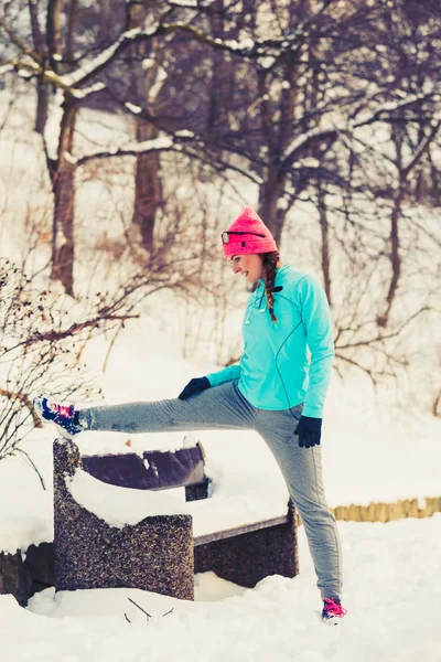 Девушка, занимающаяся в зимнем парке — стоковое фото