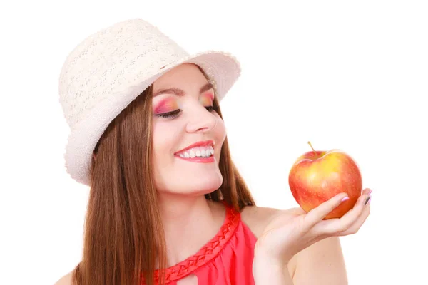 Mulher chapéu de verão maquiagem colorida detém fruta de maçã — Fotografia de Stock