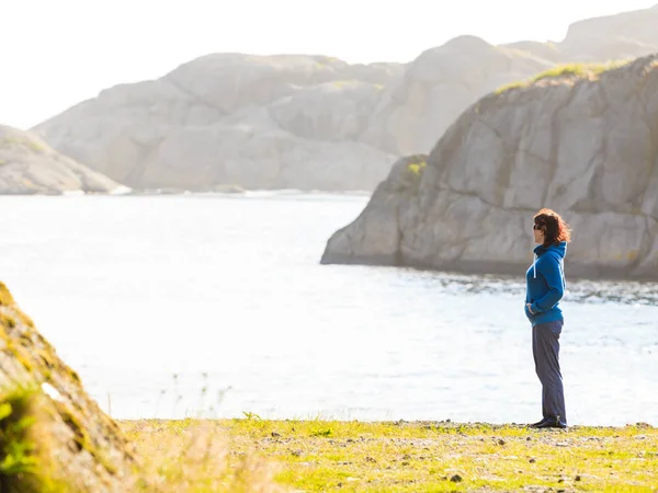 Woman tourist looking at ocean in Norway — Stock Photo, Image