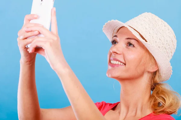 Turista donna bionda scattare foto con il telefono — Foto Stock