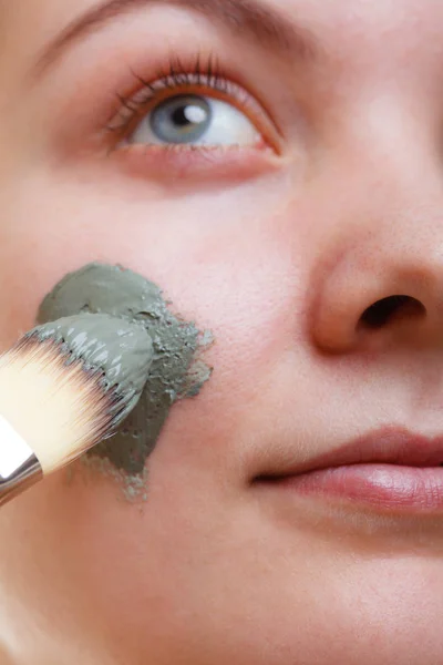 Mujer con máscara verde lodo en la cara — Foto de Stock